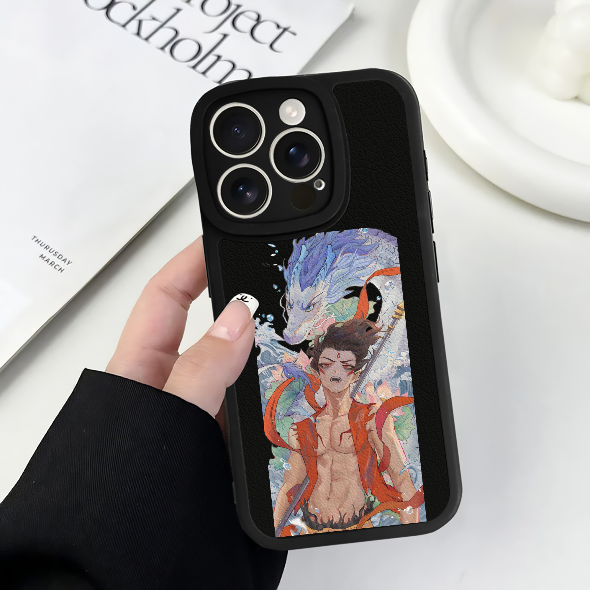 （画像用） Ne Zha 2 ナタ 魔童の大暴れ 【iPhone 16シリーズ対応】シリコンスマホケース（レザー調） 材質：シリコン
